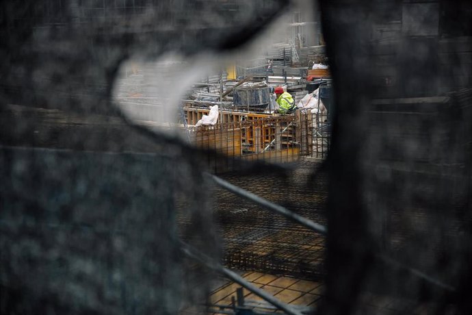 Un obrero trabaja en el forjado de una obra, a 23 de marzo de 2022, en Madrid