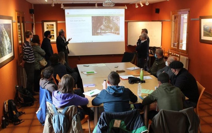Representantes de la DPH visitan la Escuela de Pastores de San Juan de Plan (Huesca).
