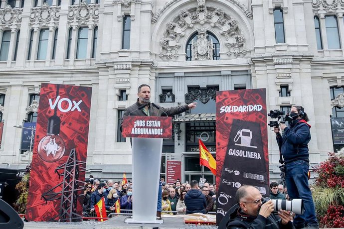 El líder de Vox, Santiago Abascal, interviene en la protesta bajo el lema 'Frente al atraco de la luz, soberanía energética', en Cibeles, a 19 de marzo de 2022