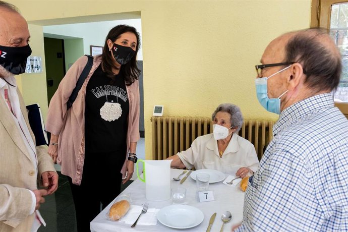 Archivo - La concejala delegada de Mayores del Ayuntamiento de Zaragoza, Paloma Espinosa, en el  comedor de Laín Entralgo.