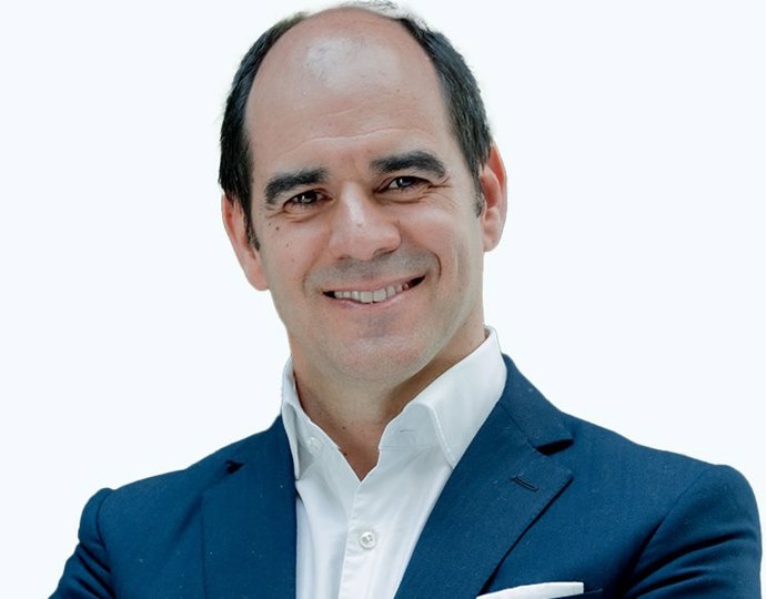 Archivo - El consejero delegado de Santander España y responsable regional de Europa del grupo Santander, Antonio Simes.