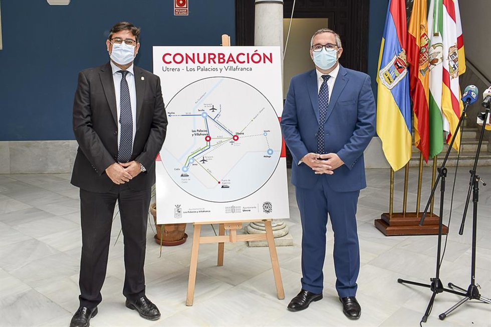 Archivo - Villalobos y Valle, en la primera reunión para abordar la conurbación de Utrera y Los Palacios, en el Consistorio palaciego.