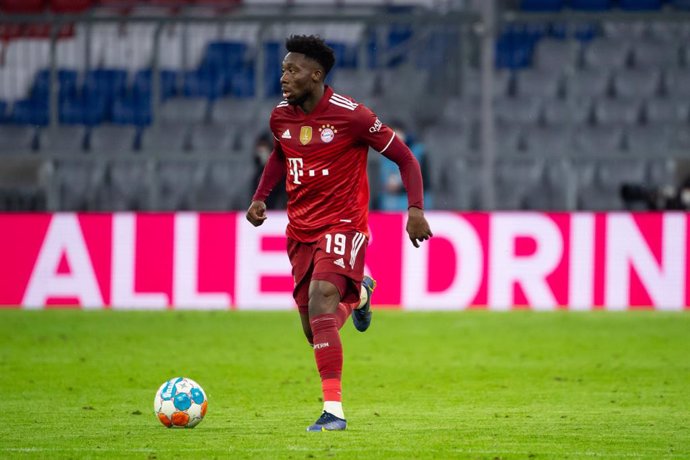 Archivo - FILED - 11 December 2021, Bavaria, Munich: Munich's Alphonso Davies in action during the German Bundesliga soccer match between FC Bayern Munich and 1. FSV Mainz 05 at Allianz Arena. Davies is the ninth Bayern Munich player to test positive fo