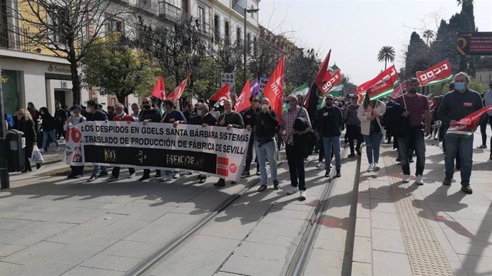 Más de un centenar de personas se concentran en Sevilla para exigir que en Santa Bárbara "no haya más despidos"
