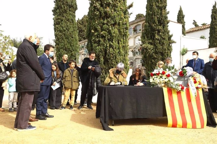 El presidente de la Generalitat, Pere Aragons, y la consellera de Justicia, Lourdes Ciuró, entregan los restos del soldado republicano Andreu Flores