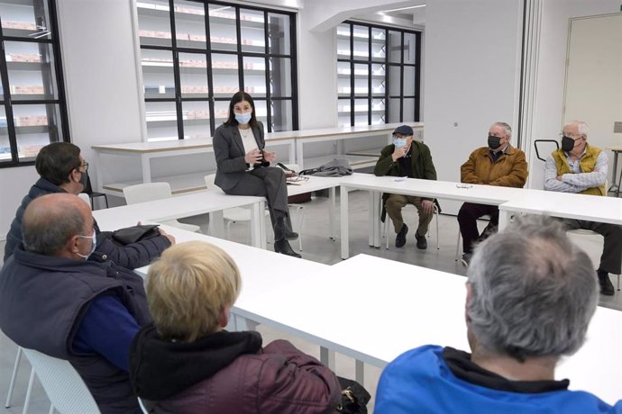La alcaldesa de Santander, Gema Igual, se reúne con representantes de las asociaciones de vecinos del área de Castilla-Hermida (Miralpuerto y Antonio López) y el Barrio Pesquero para informarles del proyecto de reordenación ferroviaria.