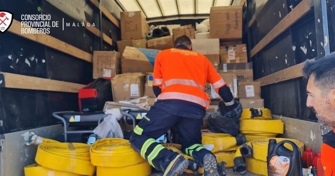Los bomberos de la Diputación de Málaga entregan 3.000 kilos de material técnico de emergencias