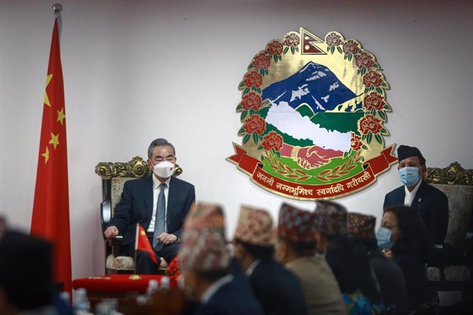 El ministro de Exteriores de China, Wang Yi, con el ministro de Exteriores de Nepal, Narayan Khadka