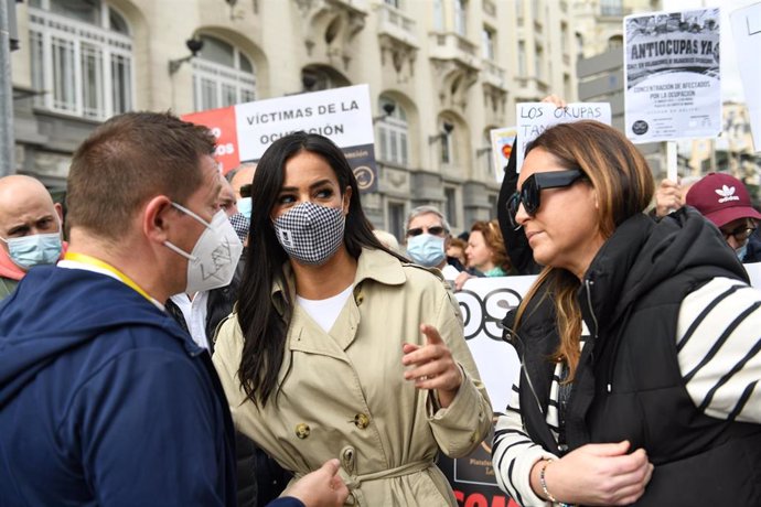 La vicealcaldesa de Madrid, Begoña Villacís, habla con dos manifestantes, en la concentración en apoyo a los afectados por la okupación, a 27 de marzo de 2022, en Madrid (España).