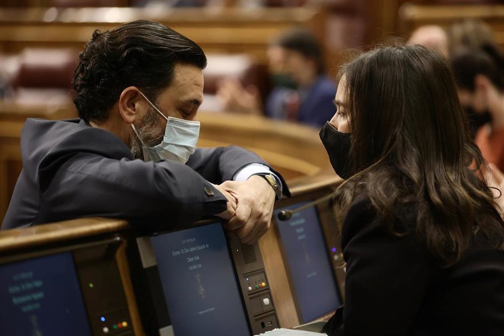 Archivo - El diputado del PP, Guillermo Mariscal, y la diputada y presidenta del Comité Electoral, Belén Hoyo, conversan en una sesión plenaria, en el Congreso