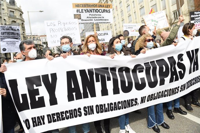 Varias personas con una pancarta que reza 'Ley Antiocupas ya', en la concentración en apoyo a los afectados por la okupación, a 27 de marzo de 2022, en Madrid (España).