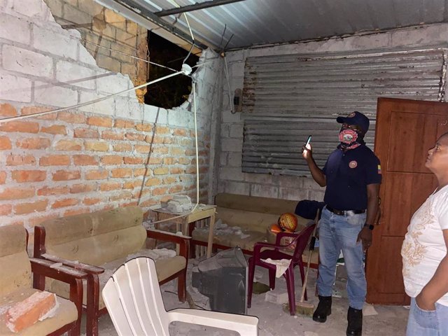 Bomberos revisan una vivienda dañada por un terremoto en Esmeraldas (Ecuador)