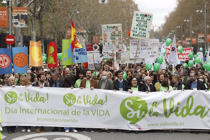 Varias personas, con globos verdes y una pancarta que reza 'Sí a la vida!', en una manifestación provida, en la calle Serrano, a 27 de marzo de 2022, en Madrid (España). ¡