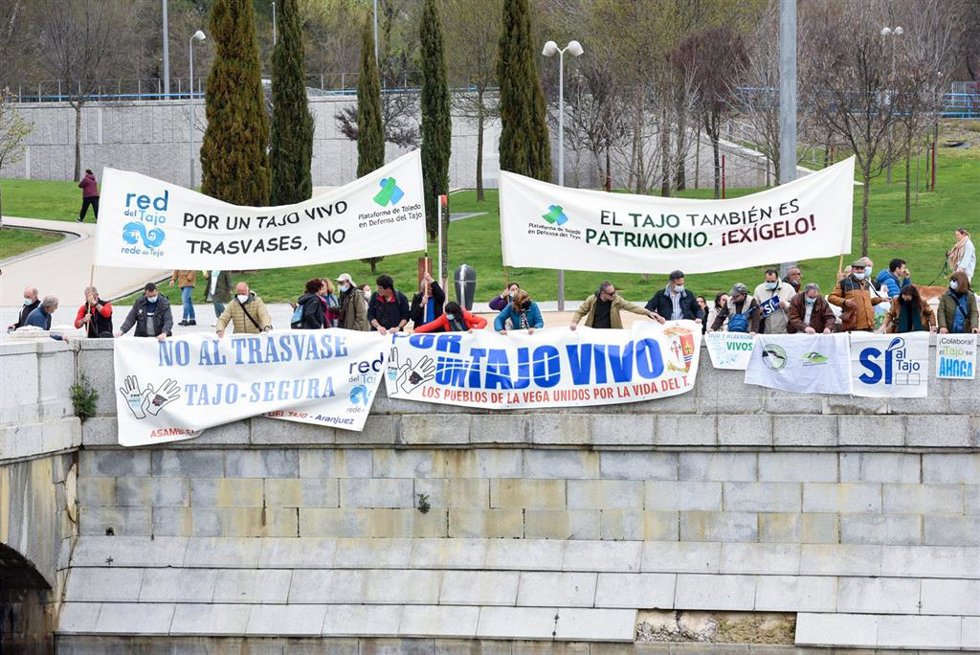 Un grupo de personas, con pancartas que rezan 'El Tajo también es patrimonio' y 'No al trasvase Tajo-Segura', participa en una manifestación en defensa de la limpieza y descontaminación de los ríos y arroyos, a 27 de marzo de 2022, en Madrid (España).