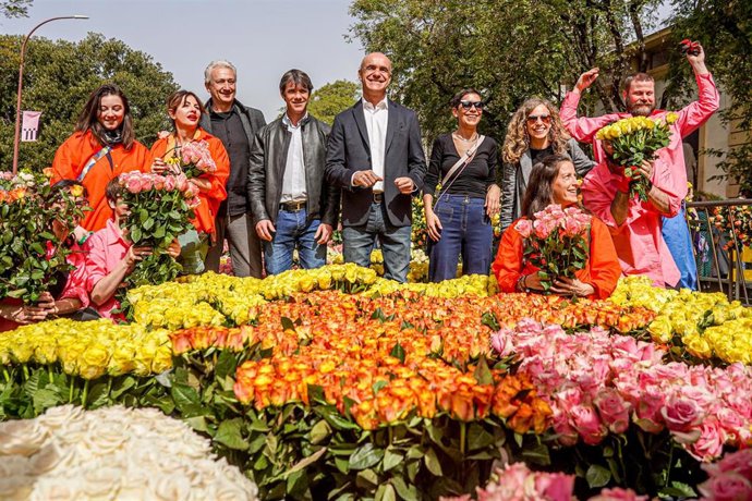 El alcalde de Sevilla, Antonio Muñoz (c), en la nueva edición de 'Calle Cultura' .a 27 de marzo del 2022 en Sevilla (Andalucía, España). 