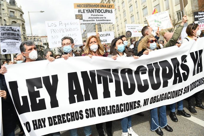 Varias personas con una pancarta que reza 'Ley Antiocupas ya', en la concentración en apoyo a los afectados por la okupación, a 27 de marzo de 2022, en Madrid (España). La Plataforma Afectados Ocupación ha convocado esta protesta contra la Ley de Vivie