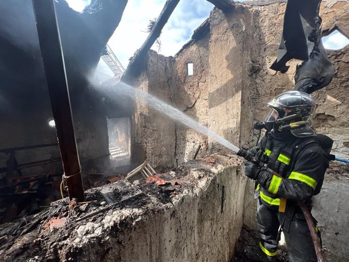 Bomberos consiguen controlar un incendio en Torres de la Alameda que deja una vivienda inhabitable