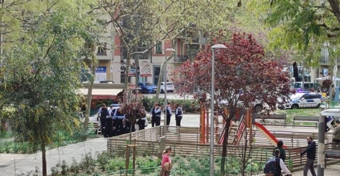 Momento de la detención de un hombre por presuntamente llevar un arma de fuego en Barcelona