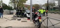 Trasladado al Gregorio Marañón un joven tras empotrar su coche contra unas vallas en Méndez Álvaro