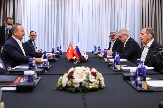 HANDOUT - 10 March 2022, Turkey, Antalya: Russian Foreign Minister Sergey Lavrov (R)meets with Turkish Foreign Minister Mevlut Cavusoglu (L), ahead of a tripartite meeting with Ukrainian Foreign Minister Dmytro Kuleba to discuss ways to end the war in 