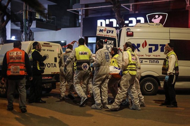 Una ambulancia en Hadera, Israel, tras un atentado