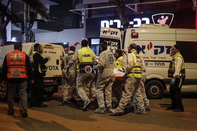 Una ambulancia en Hadera, Israel, tras un atentado