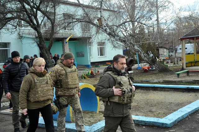 Archivo - 19 February 2022, Ukraine, Stanytsia Luhanska: Governor of Luhansk Oblast Serhii Haidai (R) and Iryna Vereshchuk (L), Ukrainian Minister of Reintegration of Temporarily Occupied Territories, arrive to inspect the damage at a kindergarten that wa