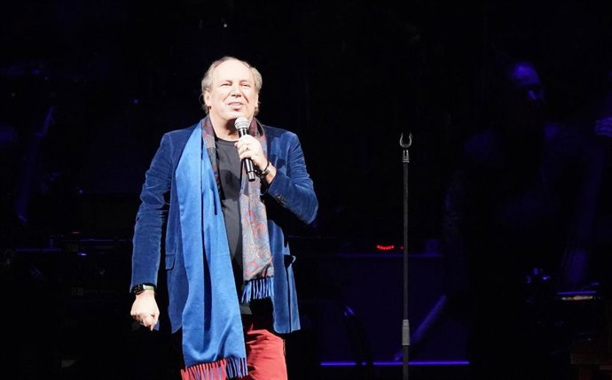 11 March 2022, Hamburg: German film composer Hans Zimmer welcomes the audience on stage at Barclays Arena. Oscar winner Zimmer has started his "Hans Zimmer Live - Europe Tour" together with the Odessa Orchestra in the Hanseatic city. Photo: Marcus Brand
