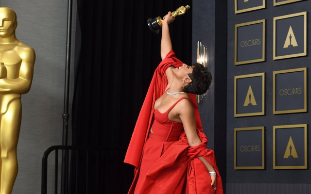 Ariana DeBose gana el Oscar a mejor actriz secundaria