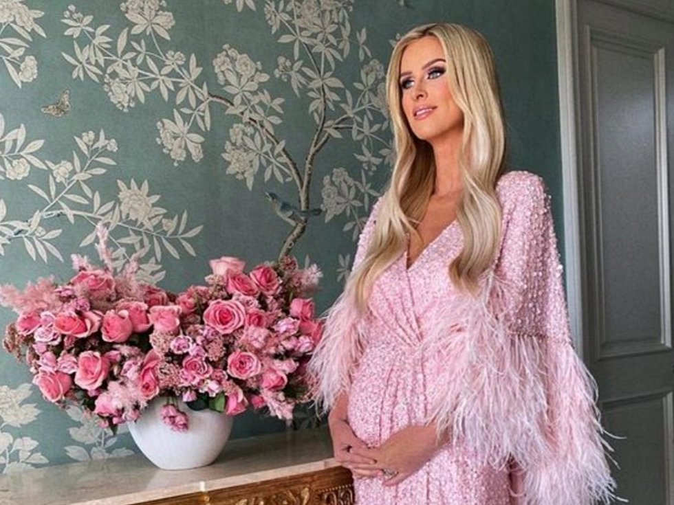 Nicky Hilton: cómo presumir de embarazo en la alfombra roja de los Oscar con vestidazo 'aplumado'