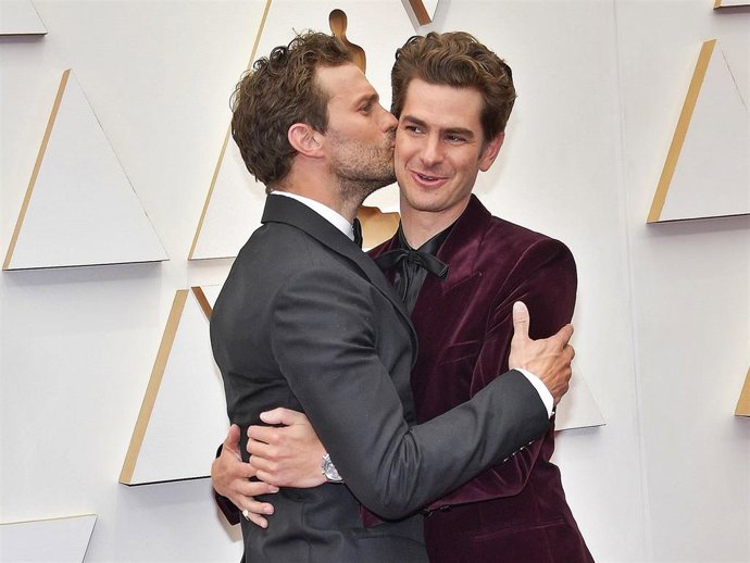 ¡Morimos De Amor! Andrew Garfield Y Jamie Dornan Protagonizan El Momento Más 'Romántico' En La Red Carpet