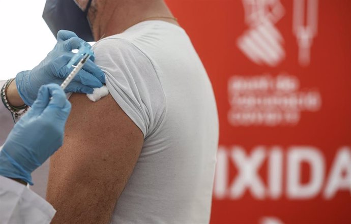 Archivo - Una sanitaria vacuna a un hombre con la tercera dosis de la vacuna de Moderna en el vacunódromo instalado en la Ciutat de Les Arts i les Cincies, que ha reabierto hoy sus puertas, a 31 de enero de 2022, en Valencia, Comunidad Valenciana (Espa