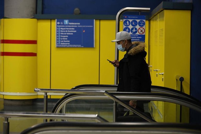 Archivo - Un hombre hace uso del Metro de Madrid en la estación de Metro Alto del Arenal, en Madrid (España), a 22 de mayo de 2020.