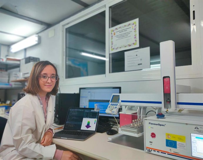 Marta Sepúlveda, responsable del estudio, junto a la nariz electrónica empleada en este trabajo.