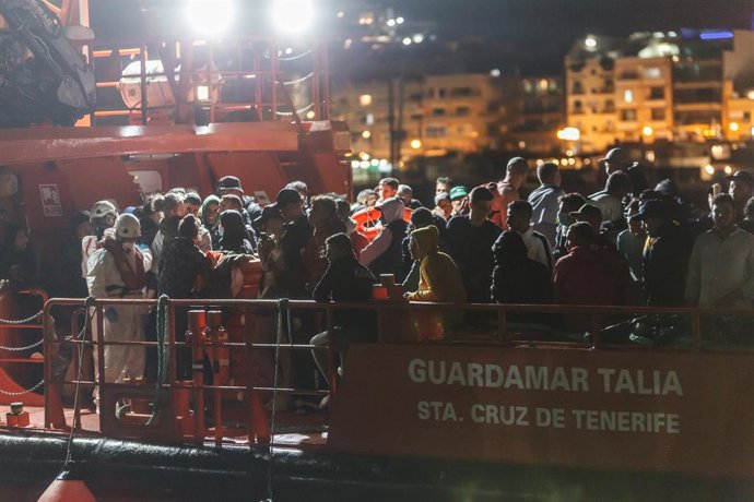 Archivo - La Salvamar Talía llega al puerto de Arguineguín con varios migrantes a 14 de septiembre de 2021 en Gran Canaria (Islas Canarias)