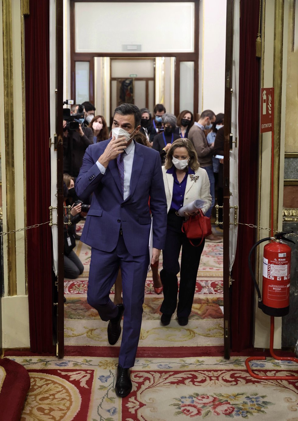 El presidente del Gobierno, Pedro Sánchez, y la vicepresidenta de Asuntos Económicos y Transformación Digital, Nadia Calviño, a su llegada a una sesión plenaria en el Congreso de los Diputados, a 23 de marzo de 2022, en Madrid (España). El pleno está ma