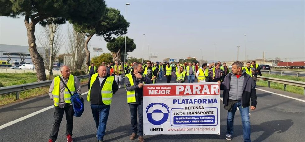 Transportistas cortan la Ronda Litoral de Barcelona por cuarto día laborable seguido