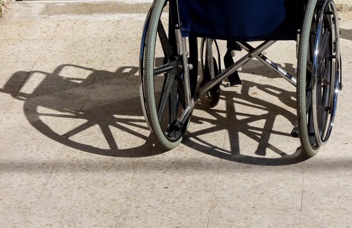 Archivo - Una persona con movilidad reducida en una silla de ruedas.