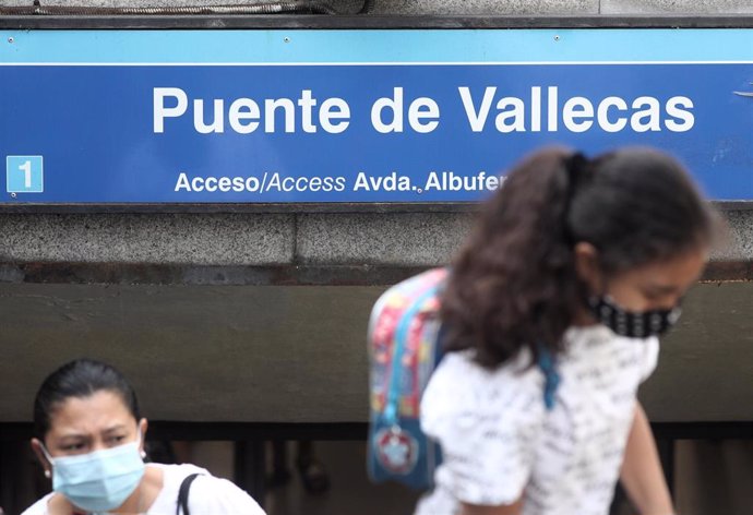 Archivo - Varias personas salen del metro de Puente de Vallecas