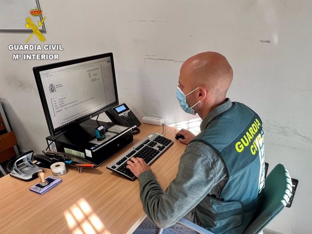 Agente de la Guardia Civil en labores de investigación