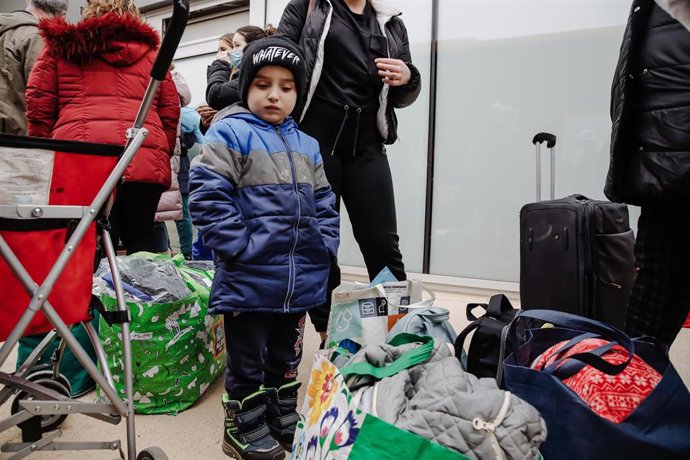 Un niño refugiado, junto al equipaje, a su llegada al Hospital Isabel Zendal, a 16 de marzo de 2022, en Madrid (España). Este grupo de personas ucranianas ha llegado a España gracias al convoy humanitario de la Fundación de La Asociación de Futbolistas 
