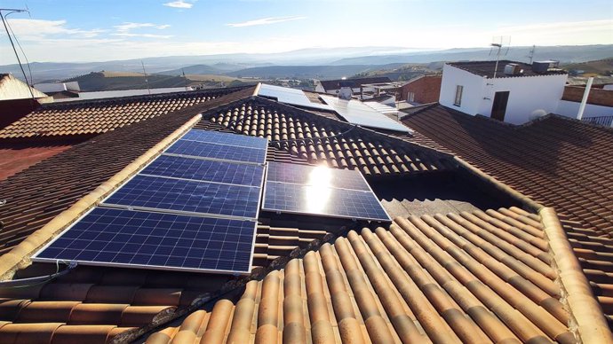Imatge d'una teulada amb una placa fotovoltaica