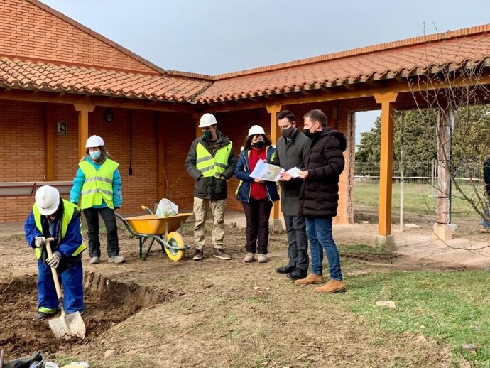 El alcalde de Burgos, Daniel de la Rosa, y el concejal de Medio Ambiente, Josué Temiño, leyendo un plano de las obras del centro de biodiversidad.