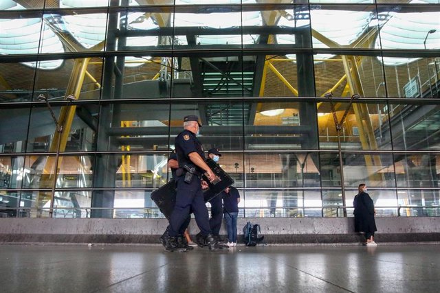Archivo - Agentes de Policía Nacional vigilan la T4 del Aeropuerto Adolfo Suárez Madrid-Barajas.