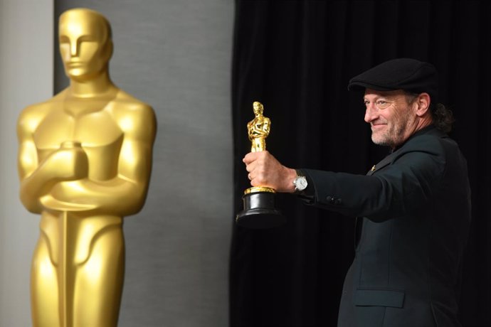 27 March 2022, US, Los Angeles: American actor Troy Kotsur winner of the Actor in a Supporting Role award for 'CODA' poses in the press room during the 94th annual Academy Awards ceremony at the Dolby Theatre. Photo: Kevin Sullivan/ZUMA Press Wire/dpa