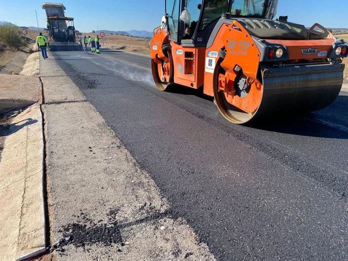Obras en la carretera Iznalloz-Darro (Granada), con material asfáltico sostenible Masai