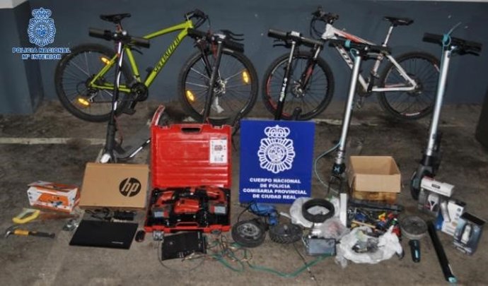 La Policía Nacional detiene en Ciudad Real al propietario de una peluquería por receptar material robado.