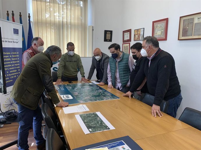 El alcalde de Siero, Ángel García, al fondo