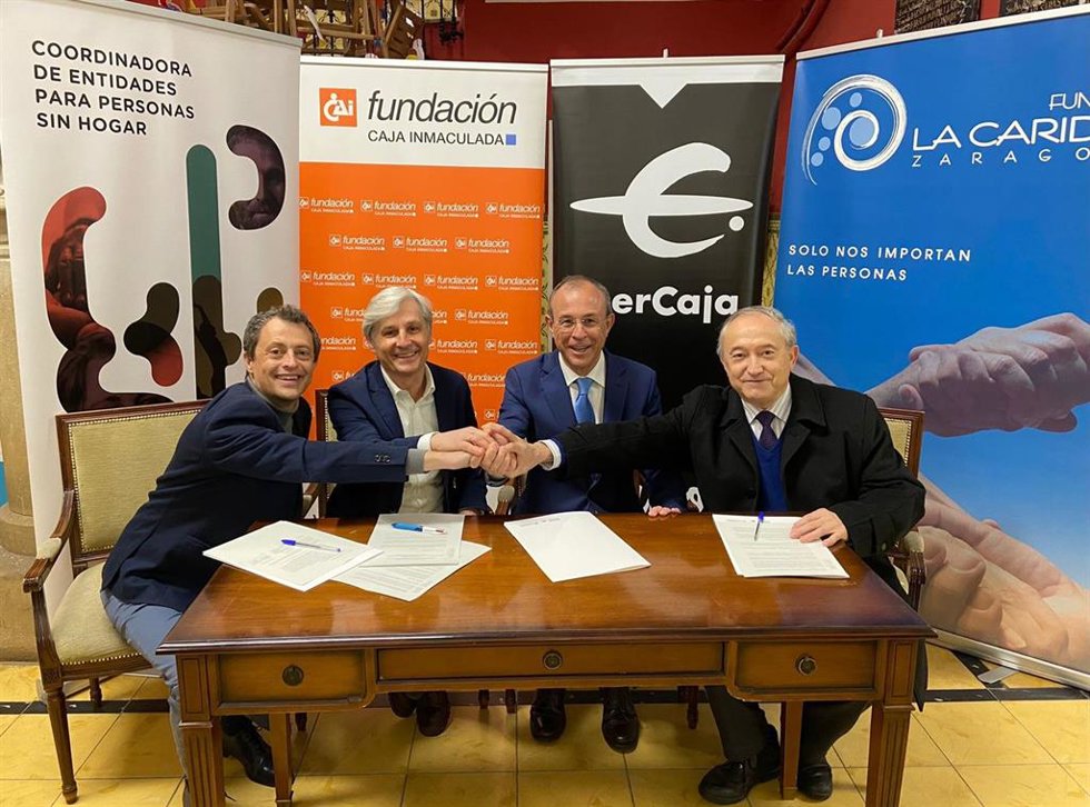 El director territorial de Ibercaja en Aragón, Antonio Lacoma, ha hecho entrega este lunes de 75.000 euros de donación a los representantes de Coordinadora de Entidades para Personas sin Hogar de Zaragoza, Carlos Gómez y a Daniel Gimeno.