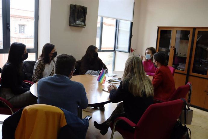 Reunión entre el Ayuntamiento y asociaciones para planificar los itinerarios de inserción laboral.